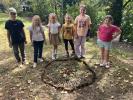 Les enfants créent dans la nature